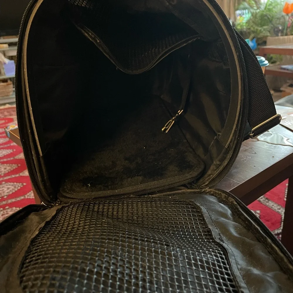 Pet carrier in black color. For small dogs or adult cats. Up to lbs 16.